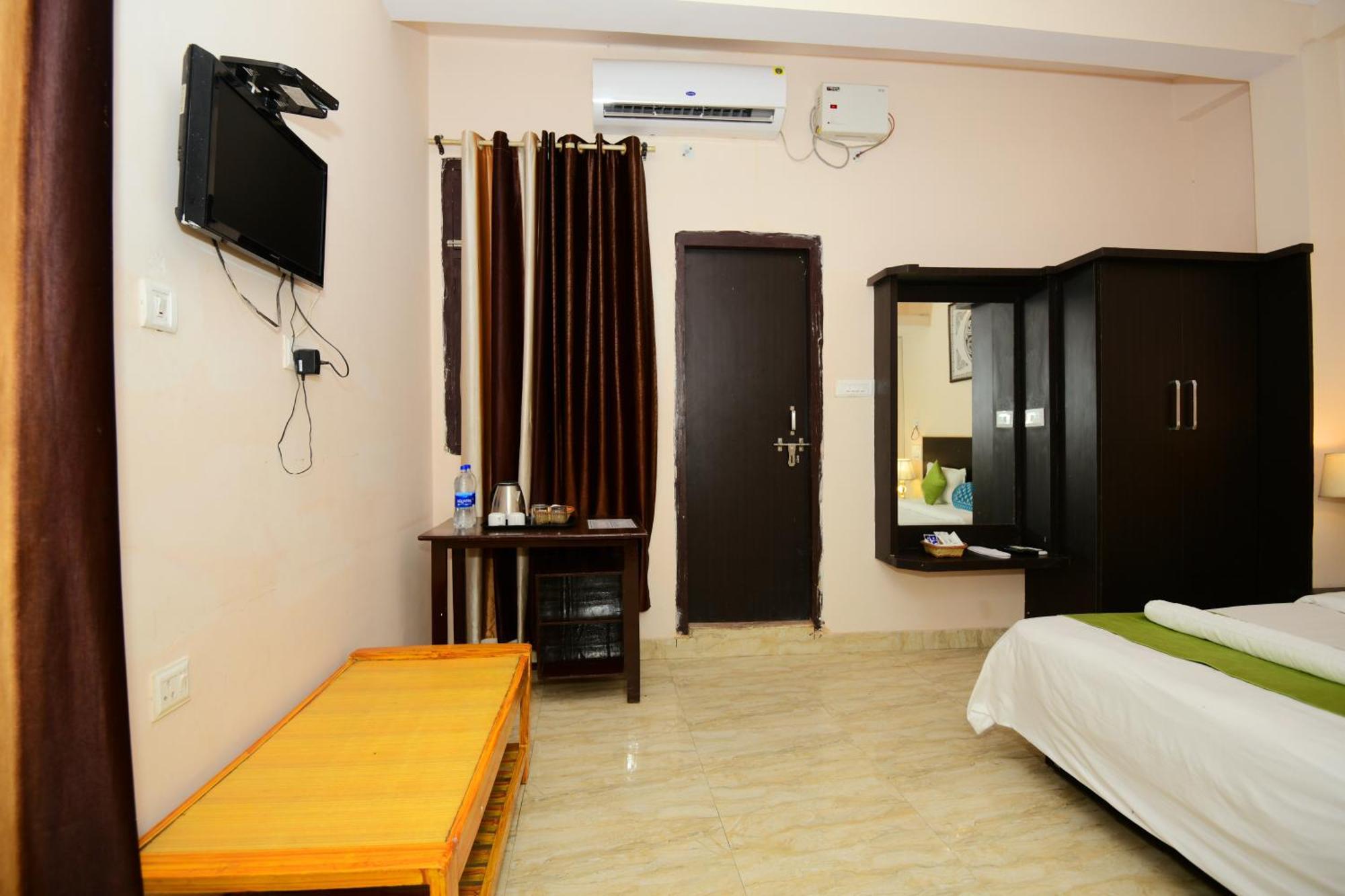 Ap Palace Hotel, Ayodhya Bagian luar foto
