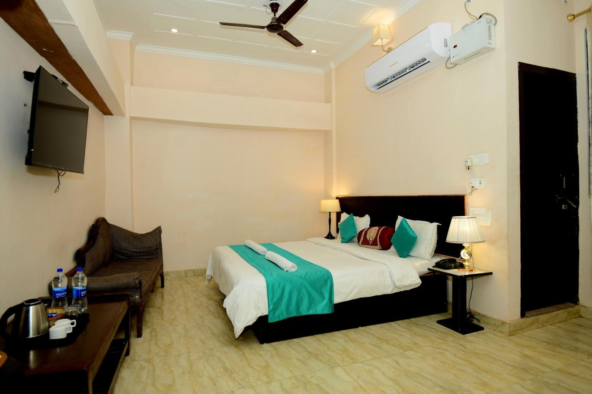 Ap Palace Hotel, Ayodhya Bagian luar foto