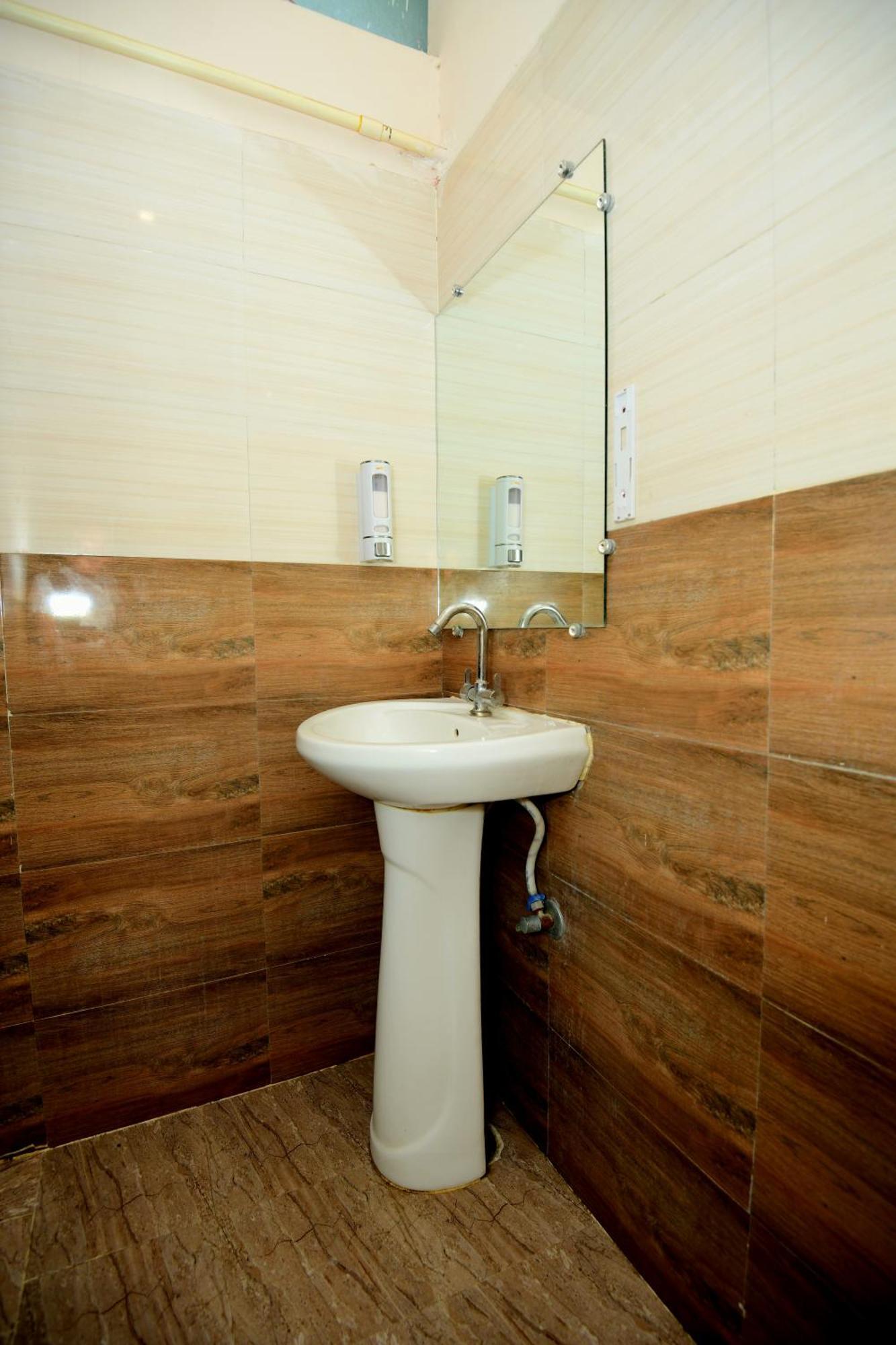 Ap Palace Hotel, Ayodhya Bagian luar foto