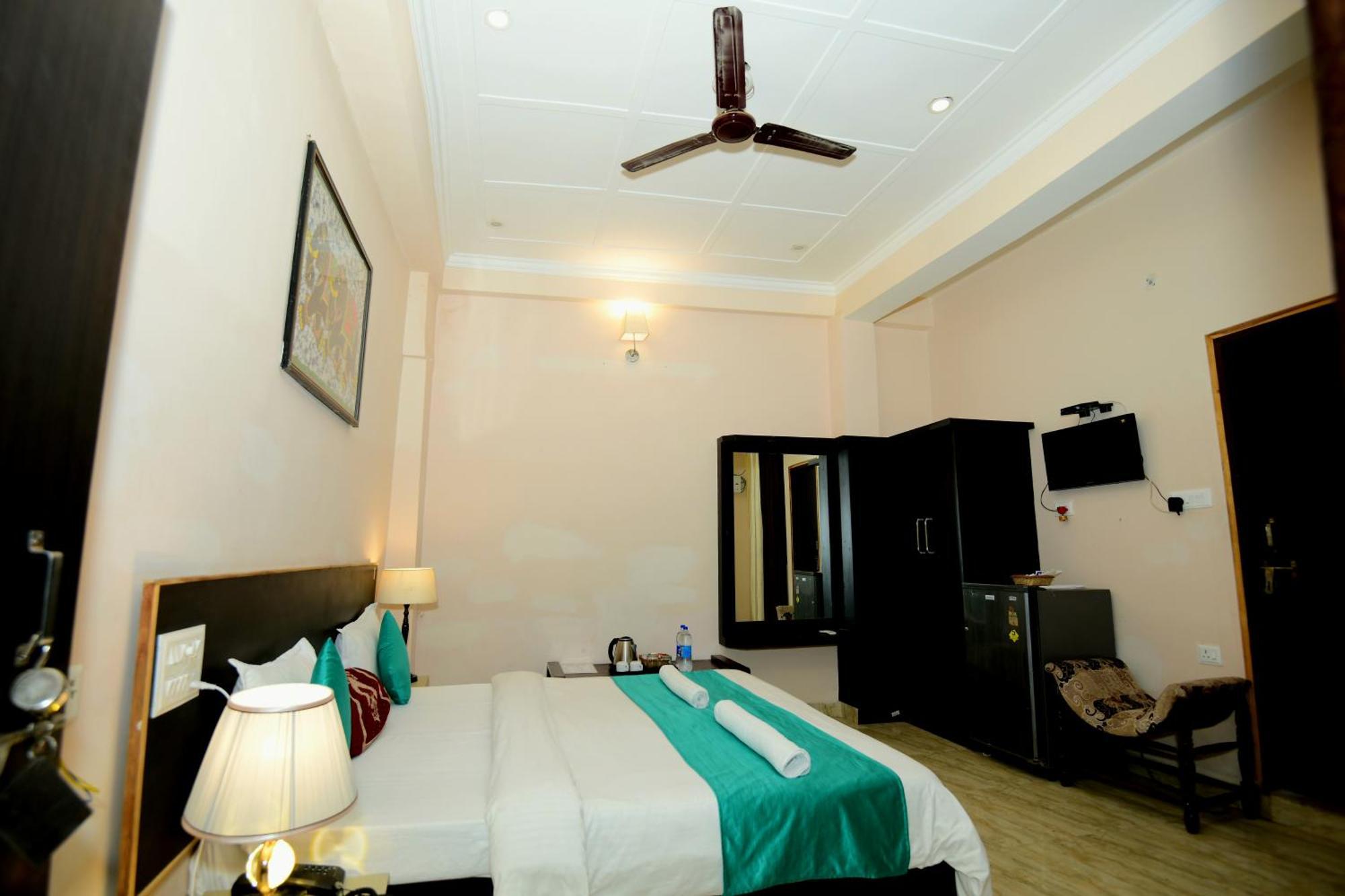 Ap Palace Hotel, Ayodhya Bagian luar foto